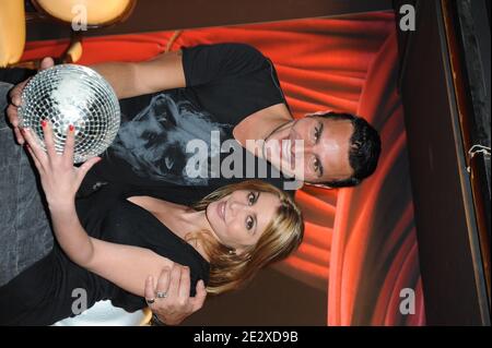 Der französische DJ David Vendetta posiert mit der Sängerin Julie Zenatti, als er am 6. Mai 2010 sein neues Album 'Vendetta' im Queenie in Paris, Frankreich, veröffentlicht. Foto von Ammar Abd Rabbo/ABACAPRESS.COM Stockfoto