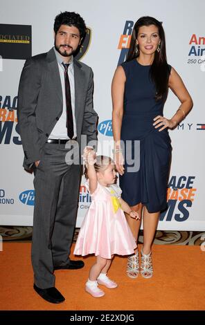 Ali Landry, Ehemann Alejandro Gomez Monteverde und Tochter Estela kommen zur 17. Jährlichen Race to Erase MS Gala, die am 7. Mai 2010 im Hyatt Plaza Hotel in Los Angeles, CA, USA, stattfand. Foto von Lionel Hahn/ABACAPRESS.COM Stockfoto