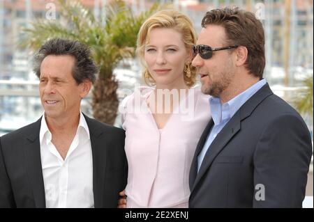 (L-R) Produzent Brian Grazer, Cate Blanchett und Russell Crowe posieren bei einer Fotowand für den Film "Robin Hood" des britischen Regisseurs Ridley Scott, der am 12. Mai 2010 bei den 63. Filmfestspielen von Cannes in Südfrankreich außer Konkurrenz gestellt wurde. Foto von Hahn-Nebinger-Orban/ABACAPRESS.COM Stockfoto