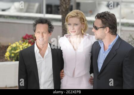 (L-R) Produzent Brian Grazer, Cate Blanchett und Russell Crowe posieren bei einer Fotowand für den Film "Robin Hood" des britischen Regisseurs Ridley Scott, der am 12. Mai 2010 bei den 63. Filmfestspielen von Cannes in Südfrankreich außer Konkurrenz gestellt wurde. Foto von Nicolas Genin/ABACAPRESS.COM Stockfoto