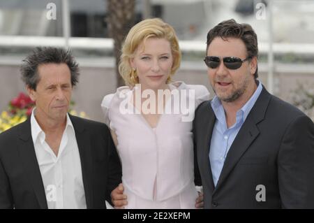 (L-R) Produzent Brian Grazer, Cate Blanchett und Russell Crowe posieren bei einer Fotowand für den Film "Robin Hood" des britischen Regisseurs Ridley Scott, der am 12. Mai 2010 bei den 63. Filmfestspielen von Cannes in Südfrankreich außer Konkurrenz gestellt wurde. Foto von Nicolas Genin/ABACAPRESS.COM Stockfoto