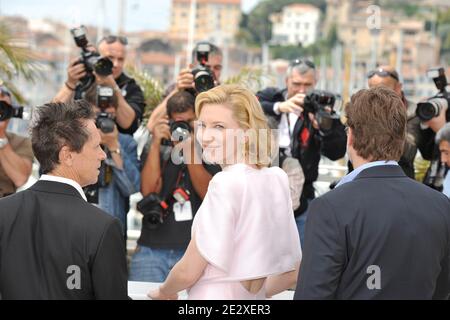 (L-R) Produzent Brian Grazer, Cate Blanchett und Russell Crowe posieren bei einer Fotowand für den Film "Robin Hood" des britischen Regisseurs Ridley Scott, der am 12. Mai 2010 bei den 63. Filmfestspielen von Cannes in Südfrankreich außer Konkurrenz gestellt wurde. Foto von Hahn-Nebinger-Orban/ABACAPRESS.COM Stockfoto