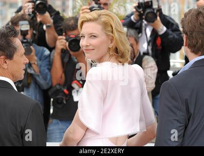 (L-R) Produzent Brian Grazer, Cate Blanchett und Russell Crowe posieren bei einer Fotowand für den Film "Robin Hood" des britischen Regisseurs Ridley Scott, der am 12. Mai 2010 bei den 63. Filmfestspielen von Cannes in Südfrankreich außer Konkurrenz gestellt wurde. Foto von Hahn-Nebinger-Orban/ABACAPRESS.COM Stockfoto