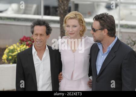 (L-R) Produzent Brian Grazer, Cate Blanchett und Russell Crowe posieren bei einer Fotowand für den Film "Robin Hood" des britischen Regisseurs Ridley Scott, der am 12. Mai 2010 bei den 63. Filmfestspielen von Cannes in Südfrankreich außer Konkurrenz gestellt wurde. Foto von Nicolas Genin/ABACAPRESS.COM Stockfoto