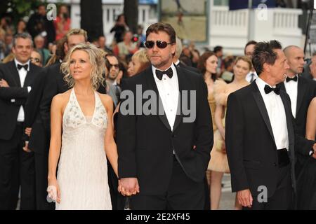 Russell Crowe und Frau Danielle Spencer bei der Premiere von Ridley Scotts Robin Hood, präsentiert aus dem Wettbewerb und Eröffnung der 63. Cannes Film Festival in Cannes, Südfrankreich am 12. Mai 2010. Foto von Hahn-Nebinger-Orban/ABACAPRESS.COM Stockfoto