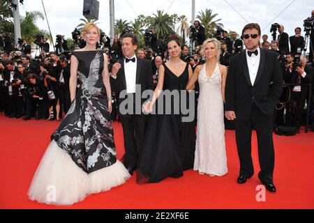 Cate Blanchett, Brian Grazer, Russell Crowe und Frau Danielle Spencer bei der Premiere von Ridley Scotts Robin Hood, präsentiert außer Konkurrenz und Eröffnung der 63. Cannes Film Festival in Cannes, Südfrankreich am 12. Mai 2010. Foto von Hahn-Nebinger-Orban/ABACAPRESS.COM Stockfoto