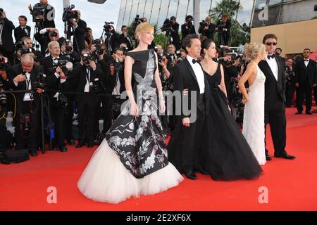 Cate Blanchett, Brian Grazer, Russell Crowe und Frau Danielle Spencer bei der Premiere von Ridley Scotts Robin Hood, präsentiert außer Konkurrenz und Eröffnung der 63. Cannes Film Festival in Cannes, Südfrankreich am 12. Mai 2010. Foto von Hahn-Nebinger-Orban/ABACAPRESS.COM Stockfoto