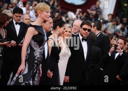 Danielle Spencer und Russell Crowe kommen zur Premiere von Ridley Scotts Robin Hood präsentierte sich außer Konkurrenz und eröffnen die 63. Cannes Film Festival in Cannes, Südfrankreich am 12. Mai 2010. Foto von Hahn-Nebinger-Orban/ABACAPRESS.COM Stockfoto