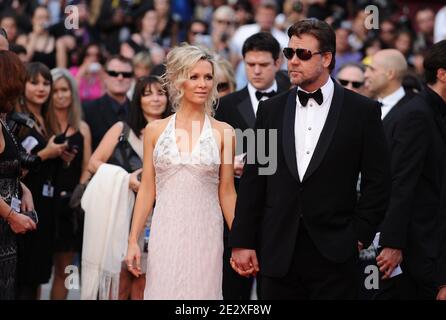 Danielle Spencer und Russell Crowe kommen zur Premiere von Ridley Scotts Robin Hood präsentierte sich außer Konkurrenz und eröffnen die 63. Cannes Film Festival in Cannes, Südfrankreich am 12. Mai 2010. Foto von Hahn-Nebinger-Orban/ABACAPRESS.COM Stockfoto