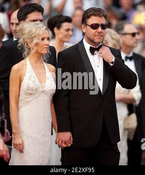 Danielle Spencer und Russell Crowe kommen zur Premiere von Ridley Scotts Robin Hood präsentierte sich außer Konkurrenz und eröffnen die 63. Cannes Film Festival in Cannes, Südfrankreich am 12. Mai 2010. Foto von Hahn-Nebinger-Orban/ABACAPRESS.COM Stockfoto