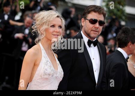 Danielle Spencer und Russell Crowe kommen zur Premiere von Ridley Scotts Robin Hood präsentierte sich außer Konkurrenz und eröffnen die 63. Cannes Film Festival in Cannes, Südfrankreich am 12. Mai 2010. Foto von Hahn-Nebinger-Orban/ABACAPRESS.COM Stockfoto