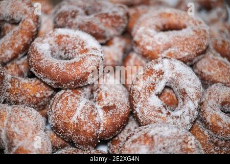 Gebratene hausgemachte traditionelle italienische Donuts Süßigkeiten, Fett lecker Food.Donuts Stockfoto