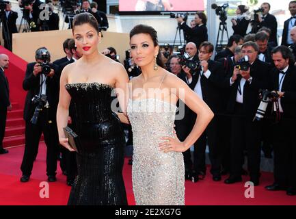 Aishwarya Rai und Eva Longoria kommen bei der Vorführung des Films "On Tour" des französischen Regisseurs Mathieu Amalric an, der am 13. Mai 2010 bei den 63. Filmfestspielen von Cannes in Cannes, Südfrankreich, im Wettbewerb gezeigt wurde. Foto von Nicolas Briquet/ABACAPRESS.COM Stockfoto