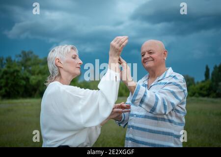 Ein glückliches Seniorenpaar hat ein romantisches Dating und Tanzen im Freien Sommer Stockfoto