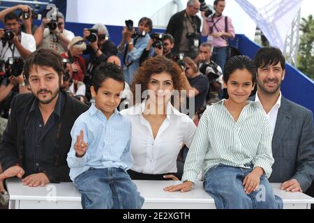 Die Schauspieler Jose Maria Yazpik, Karina Gidi, Christopher Ruiz-Esparza, Gerardo Ruiz-Esparza und Regisseur Diego Luna waren am 14. Mai 2010 beim 63. Filmfestival von Cannes in Cannes, Frankreich, beim 'Abel' Photocall dabei. Foto von Hahn-Nebinger-Orban/ABACAPRESS.COM Stockfoto
