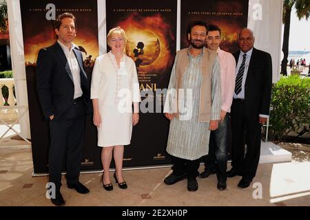 Alexander Koll, Maude Barlow, Shekhar Kapur, David Farr und Manmohan Shetty bei der Teilnahme an der 'Paani' Photocall, die am 14. Mai 2010 im Carlton Hotel während des 63. Jährlichen Cannes Film Festivals in Cannes, Frankreich, stattfand. Foto von Nicolas Briquet/ABACAPRESS.COM Stockfoto