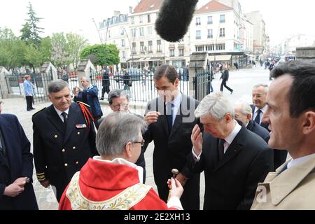 L-R : seine Saint Denis Präfekt Christian Lambert, Herzog von Anjou, Louis de Bourbon und Berater des französischen Präsidenten Christian Fremont nehmen am 14. Mai 2010 an einer Messe Teil, die das 400. Jahr nach der Ermordung von König Henri IV. In der Basilika Saint Denis in Saint Denis in der Nähe von Paris stattfindet. Der verstorbene König Henri IV. Wurde in der Basilika Saint Denis begraben, nachdem er am 14. Mai 1610 ermordet wurde. Foto von Ammar Abd Rabbo/ABACAPRESS.COM Stockfoto