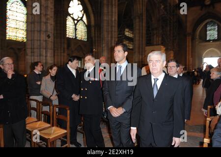 L-R : seine Saint Denis Präfekt Christian Lambert, Herzog von Anjou, Louis de Bourbon und Berater des französischen Präsidenten Christian Fremont nehmen am 14. Mai 2010 an einer Messe Teil, die das 400. Jahr nach der Ermordung von König Henri IV. In der Basilika Saint Denis in Saint Denis in der Nähe von Paris stattfindet. Der verstorbene König Henri IV. Wurde in der Basilika Saint Denis begraben, nachdem er am 14. Mai 1610 ermordet wurde. Foto von Ammar Abd Rabbo/ABACAPRESS.COM Stockfoto