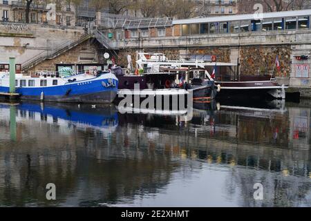 PARIS, FRANKREICH -5 JAN 2021- Blick auf Boote, die auf dem Bassin de l’Arsenal auf dem Canal Saint-Martin im 12. Arrondissement von Paris, Frankreich, festgemacht sind. Stockfoto