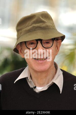 Regisseur Woody Allen beim Fotocall „You will meet a Tall dark Stranger“, der am 15. Mai 2010 bei den 63. Filmfestspielen von Cannes in Cannes, Frankreich, außer Konkurrenz gestellt wurde. Foto von Hahn-Nebinger-Orban/ABACAPRESS.COM Stockfoto