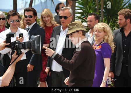 Regisseur Woody Allen beim Fotocall „You will meet a Tall dark Stranger“, der am 15. Mai 2010 bei den 63. Filmfestspielen von Cannes in Cannes, Frankreich, außer Konkurrenz gestellt wurde. Foto von Hahn-Nebinger-Orban/ABACAPRESS.COM Stockfoto