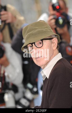 Regisseur Woody Allen beim Fotocall „You will meet a Tall dark Stranger“, der am 15. Mai 2010 bei den 63. Filmfestspielen von Cannes in Cannes, Frankreich, außer Konkurrenz gestellt wurde. Foto von Hahn-Nebinger-Orban/ABACAPRESS.COM Stockfoto