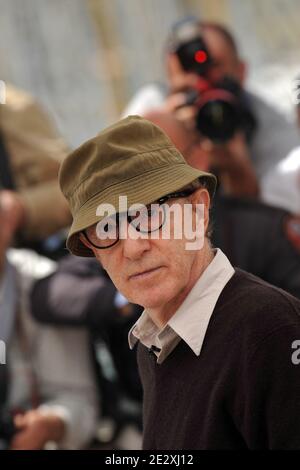 Regisseur Woody Allen beim Fotocall „You will meet a Tall dark Stranger“, der am 15. Mai 2010 bei den 63. Filmfestspielen von Cannes in Cannes, Frankreich, außer Konkurrenz gestellt wurde. Foto von Hahn-Nebinger-Orban/ABACAPRESS.COM Stockfoto