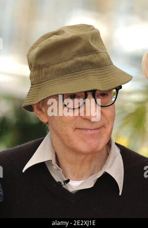 Regisseur Woody Allen beim Fotocall „You will meet a Tall dark Stranger“, der am 15. Mai 2010 bei den 63. Filmfestspielen von Cannes in Cannes, Frankreich, außer Konkurrenz gestellt wurde. Foto von Hahn-Nebinger-Orban/ABACAPRESS.COM Stockfoto