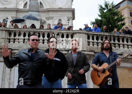 Schauspieler des Films 'Robin Hood' Russell Crowe (2. L), Kevin Durand (L), Scott Grimes und Alan Doyle (R) spielen Rock'n Roll während einer improvisierten Performance in Roms Trinita' dei Monti Steps (Spanische Treppe), Italien am 15. Mai 2010. Crowe kam ein Jahrzehnt nach Rom, nachdem er in der Titelrolle des Films 'Gladiator' gespielt hatte. Er ist frisch vom Filmfestival in Cannes, wo er seinen neuen Film "Robin Hood" unter der Regie von Ridley Scott vorstellte. Foto von Eric Vandeville/ABACAPRESS.COM Stockfoto