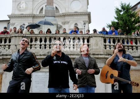 Schauspieler des Films 'Robin Hood' Russell Crowe (2. L), Kevin Durand (L), Scott Grimes und Alan Doyle (R) spielen Rock'n Roll während einer improvisierten Performance in Roms Trinita' dei Monti Steps (Spanische Treppe), Italien am 15. Mai 2010. Crowe kam ein Jahrzehnt nach Rom, nachdem er in der Titelrolle des Films 'Gladiator' gespielt hatte. Er ist frisch vom Filmfestival in Cannes, wo er seinen neuen Film "Robin Hood" unter der Regie von Ridley Scott vorstellte. Foto von Eric Vandeville/ABACAPRESS.COM Stockfoto