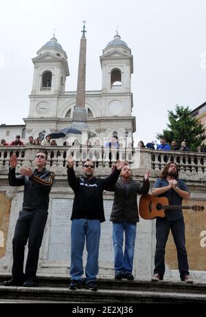 Schauspieler des Films 'Robin Hood' Russell Crowe (2. L), Kevin Durand (L), Scott Grimes und Alan Doyle (R) spielen Rock'n Roll während einer improvisierten Performance in Roms Trinita' dei Monti Steps (Spanische Treppe), Italien am 15. Mai 2010. Crowe kam ein Jahrzehnt nach Rom, nachdem er in der Titelrolle des Films 'Gladiator' gespielt hatte. Er ist frisch vom Filmfestival in Cannes, wo er seinen neuen Film "Robin Hood" unter der Regie von Ridley Scott vorstellte. Foto von Eric Vandeville/ABACAPRESS.COM Stockfoto