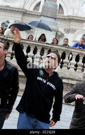 Schauspieler des Films 'Robin Hood' Russell Crowe (2. L), Kevin Durand (L), Scott Grimes und Alan Doyle (R) spielen Rock'n Roll während einer improvisierten Performance in Roms Trinita' dei Monti Steps (Spanische Treppe), Italien am 15. Mai 2010. Crowe kam ein Jahrzehnt nach Rom, nachdem er in der Titelrolle des Films 'Gladiator' gespielt hatte. Er ist frisch vom Filmfestival in Cannes, wo er seinen neuen Film "Robin Hood" unter der Regie von Ridley Scott vorstellte. Foto von Eric Vandeville/ABACAPRESS.COM Stockfoto