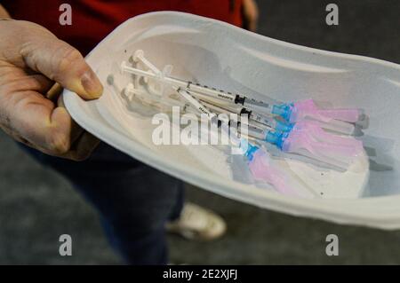 EINDHOVEN, NIEDERLANDE - JANUAR 15: Blick auf Impfspritzen im Indoor Sports Centre während des Starts der COVID-19 Impfkampagne am 15. Januar 2021 in Eindhoven, Niederlande. (Foto von Joris Verwijst/BSR Agency/Alamy Live News) Stockfoto