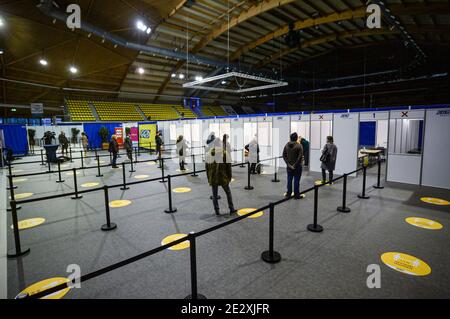 EINDHOVEN, NIEDERLANDE - JANUAR 15: Gesundheitsfachkräfte warten im Indoor Sports Center während des Starts der Impfkampagne COVID-19 am 15. Januar 2021 in Eindhoven, Niederlande, auf den Erhalt des Pfizer-Coronavirus-Impfstoffs. (Foto von Joris Verwijst/BSR Agency/Alamy Live News) Stockfoto