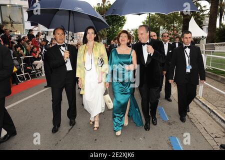 Der französische Kulturminister Frederic Mitterrand und der spanische Kulturminister Angeles Gonzales Sinde kommen zur Vorführung von Woody Allens Film "You will meet a Tall dark Stranger", der während der 63. Filmfestspiele von Cannes am 15. Mai 2010 in Cannes, Südfrankreich, außer Konkurrenz gezeigt wurde. Foto von Hahn-Nebinger-Orban/ABACAPRESS.COM Stockfoto