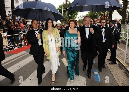 Der französische Kulturminister Frederic Mitterrand und der spanische Kulturminister Angeles Gonzales Sinde kommen zur Vorführung von Woody Allens Film "You will meet a Tall dark Stranger", der während der 63. Filmfestspiele von Cannes am 15. Mai 2010 in Cannes, Südfrankreich, außer Konkurrenz gezeigt wurde. Foto von Hahn-Nebinger-Orban/ABACAPRESS.COM Stockfoto