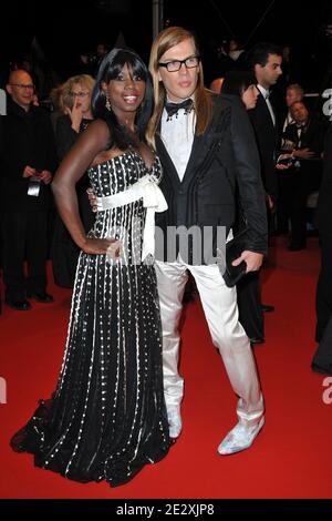 Surya Bonaly, Christophe Guillarme, die zur Vorführung von "Another Year" anreist, überreichte am 15. Mai 2010 im Rahmen der 63. Filmfestspiele von Cannes in Cannes, Südfrankreich, eine Petition. Foto von Hahn-Nebinger-Orban/ABACAPRESS.COM Stockfoto