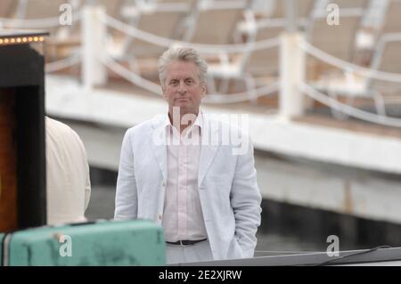 Michael Douglas während der Sendung der Fernsehsendung "Le Grand Journal" auf Canal Plus am Strand von Martinez während der 63. Filmfestspiele von Cannes in Cannes, Frankreich am 15. Mai 2010. Foto von Giancarlo Gorassini/ABACAPRESS.COM Stockfoto