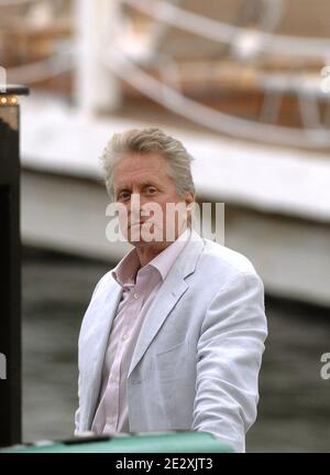 Michael Douglas während der Sendung der Fernsehsendung "Le Grand Journal" auf Canal Plus am Strand von Martinez während der 63. Filmfestspiele von Cannes in Cannes, Frankreich am 15. Mai 2010. Foto von Giancarlo Gorassini/ABACAPRESS.COM Stockfoto