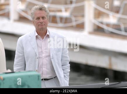 Michael Douglas während der Sendung der Fernsehsendung "Le Grand Journal" auf Canal Plus am Strand von Martinez während der 63. Filmfestspiele von Cannes in Cannes, Frankreich am 15. Mai 2010. Foto von Giancarlo Gorassini/ABACAPRESS.COM Stockfoto