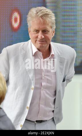 Michael Douglas während der Sendung der Fernsehsendung "Le Grand Journal" auf Canal Plus am Strand von Martinez während der 63. Filmfestspiele von Cannes in Cannes, Frankreich am 15. Mai 2010. Foto von Giancarlo Gorassini/ABACAPRESS.COM Stockfoto