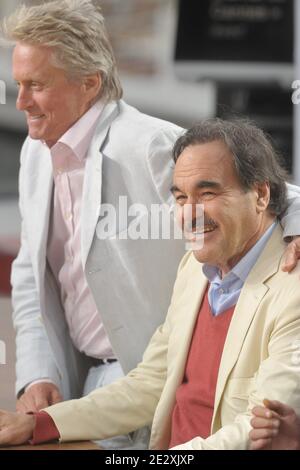 Oliver Stone und Michael Douglas während der Ausstrahlung der Fernsehsendung "Le Grand Journal" auf Canal Plus am Strand von Martinez während der 63. Filmfestspiele von Cannes in Cannes, Frankreich am 15. Mai 2010. Foto von Giancarlo Gorassini/ABACAPRESS.COM Stockfoto