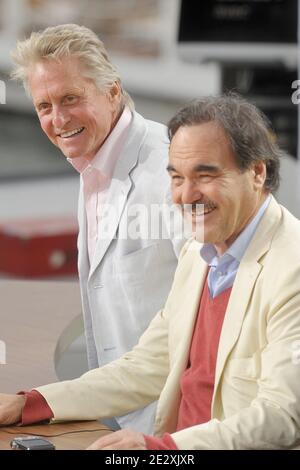 Oliver Stone und Michael Douglas während der Ausstrahlung der Fernsehsendung "Le Grand Journal" auf Canal Plus am Strand von Martinez während der 63. Filmfestspiele von Cannes in Cannes, Frankreich am 15. Mai 2010. Foto von Giancarlo Gorassini/ABACAPRESS.COM Stockfoto