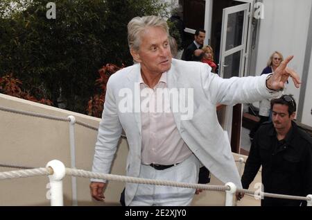 Oliver Stone und Michael Douglas während der Ausstrahlung der Fernsehsendung "Le Grand Journal" auf Canal Plus am Strand von Martinez während der 63. Filmfestspiele von Cannes in Cannes, Frankreich am 15. Mai 2010. Foto von Giancarlo Gorassini/ABACAPRESS.COM Stockfoto