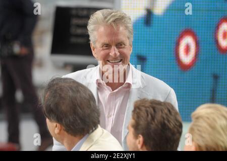 Michael Douglas während der Sendung der Fernsehsendung "Le Grand Journal" auf Canal Plus am Strand von Martinez während der 63. Filmfestspiele von Cannes in Cannes, Frankreich am 15. Mai 2010. Foto von Giancarlo Gorassini/ABACAPRESS.COM Stockfoto