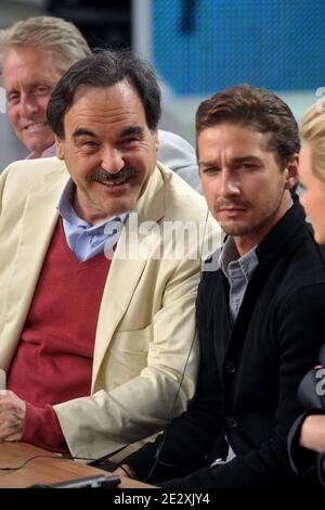 Oliver Stone und Shia LaBeouf während der Ausstrahlung der Fernsehsendung "Le Grand Journal" auf Canal Plus am Strand von Martinez während der 63. Filmfestspiele von Cannes in Cannes, Frankreich am 15. Mai 2010. Foto von Giancarlo Gorassini/ABACAPRESS.COM Stockfoto