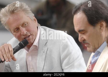 Oliver Stone und Michael Douglas während der Ausstrahlung der Fernsehsendung "Le Grand Journal" auf Canal Plus am Strand von Martinez während der 63. Filmfestspiele von Cannes in Cannes, Frankreich am 15. Mai 2010. Foto von Giancarlo Gorassini/ABACAPRESS.COM Stockfoto