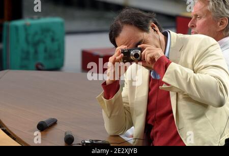 Oliver Stone während der Ausstrahlung der Fernsehsendung "Le Grand Journal" auf Canal Plus am Strand von Martinez während der 63. Filmfestspiele von Cannes in Cannes, Frankreich am 15. Mai 2010. Foto von Giancarlo Gorassini/ABACAPRESS.COM Stockfoto