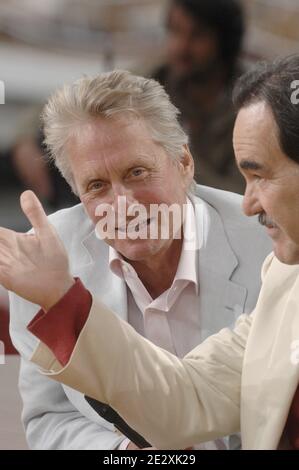 Oliver Stone und Michael Douglas während der Ausstrahlung der Fernsehsendung "Le Grand Journal" auf Canal Plus am Strand von Martinez während der 63. Filmfestspiele von Cannes in Cannes, Frankreich am 15. Mai 2010. Foto von Giancarlo Gorassini/ABACAPRESS.COM Stockfoto