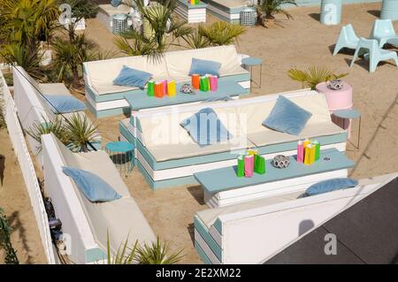 Beach Club mit modernen Sitzgelegenheiten im Freien in Weiß und Pastellblau, Fulham Beach Club, London, England, Großbritannien Stockfoto